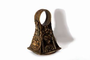 Antico anello a sigillo in bronzo e ferro, di gusto eclettico, con contenitore per ceralacca