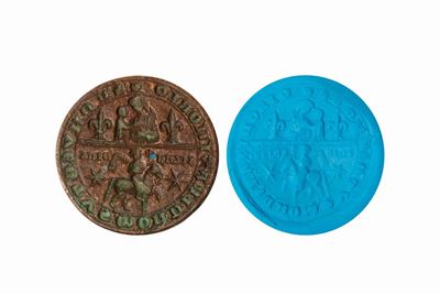 Sigillo Circolare in Bronzo con Iscrizione e Stemma Raffigurante Madonna con Bambino tra Due Gigl...
