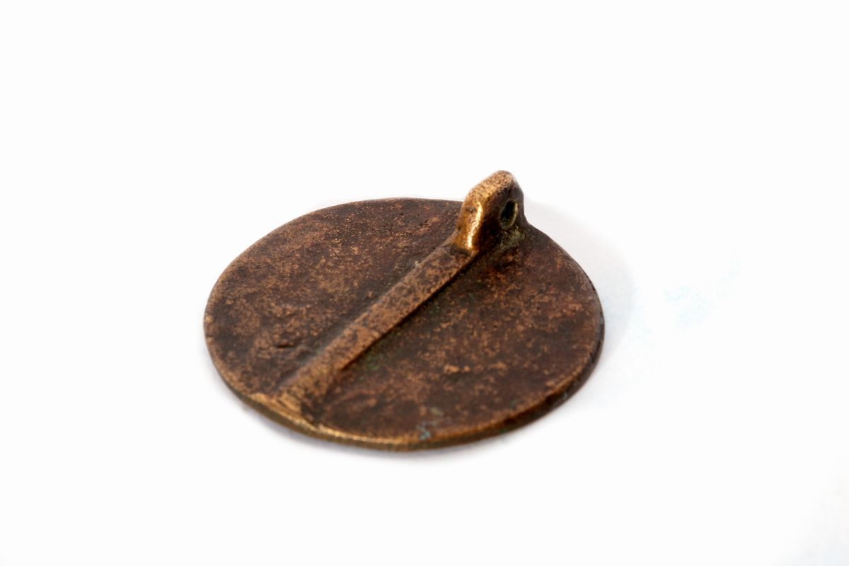 Sigillo Circolare in Bronzo con Iscrizione e Stemma Raffigurante Madonna con Bambino tra Due Gigl...