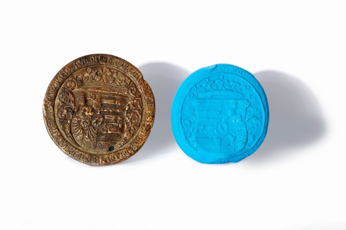 Sigillo circolare in bronzo con stemma nobiliare e iscrizione, secoli XIV - XV
