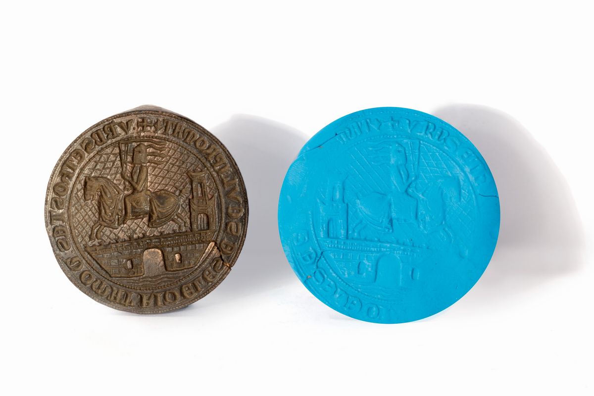 Grande Sigillo Circolare in Bronzo con Stemma Nobiliare Raffigurante Città Turrita e Cavaliere, c...