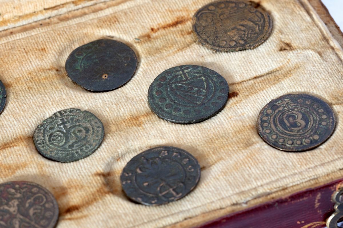 Lotto Composto da Quattordici Antiche Monete in Bronzo, Entro Astuccio in Marocchino Rosso