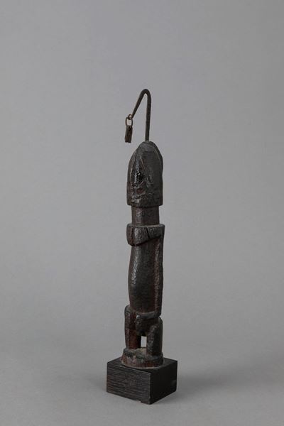 Scultore Dogon, Figura ancestrale in legno duro con patina nera