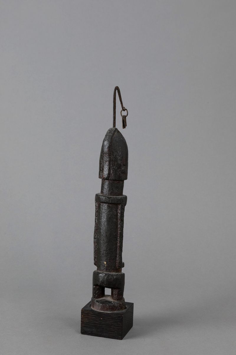 Scultore Dogon, Figura ancestrale in legno duro con patina nera