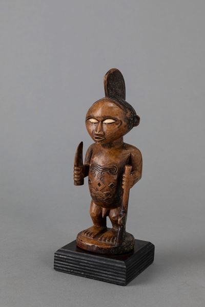 Bembe, Figura di antenato in legno duro con incrostazioni ceramiche, Congo Brazzaville