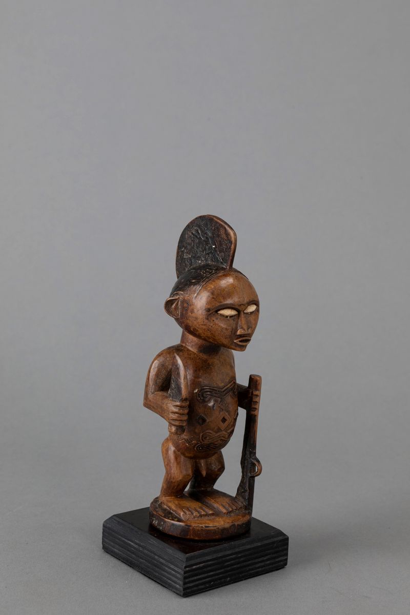 Bembe, Figura di antenato in legno duro con incrostazioni ceramiche, Congo Brazzaville