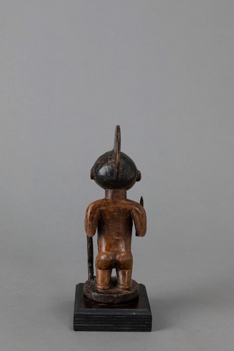 Bembe, Figura di antenato in legno duro con incrostazioni ceramiche, Congo Brazzaville