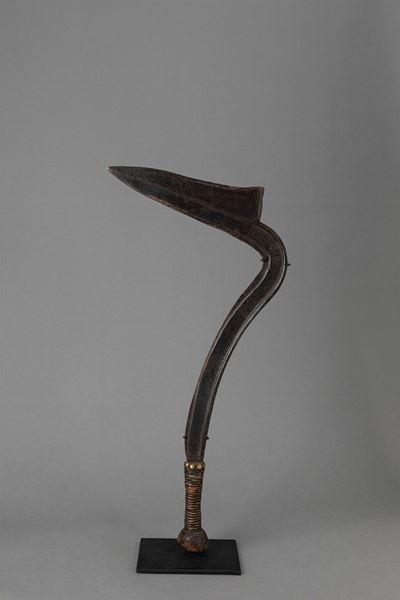 NZOMBO, Sciabola Lobala, Repubblica Centro Africana, ferretto con nervatura e incisioni, h 56 cm