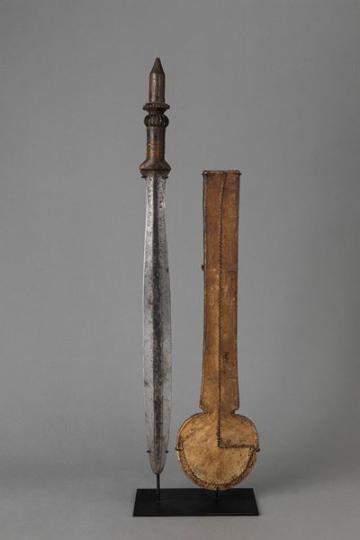 Coltello Yaka, Congo Kinshasa, lama in ferro forgiato con guaina in legno e pelle