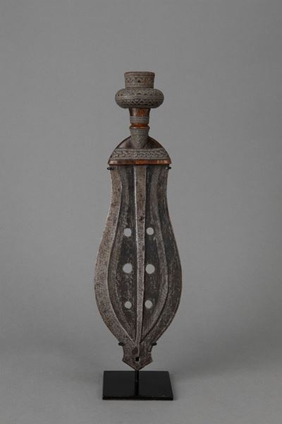 KUBA, Coltello cerimoniale 'Ikula', ferro e legno, h 43 cm