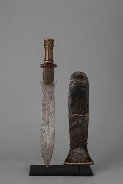 Coltello Ntsakh, Gabon - Ferro, legno e ottone con guaina