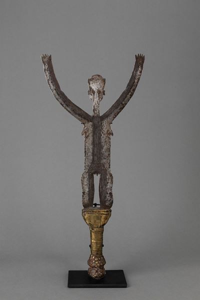 LIA, Coltello da parata antropomorfo, ferro forgiato e legno, Congo Kinshasa, h 54,5 cm