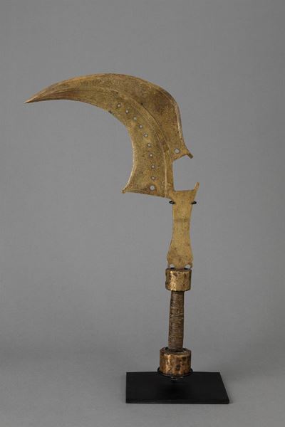 MANGBETU, Coltello a forma di roncola in rame con undici fori