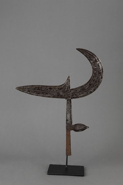 Ngombe, Coltello da lancio Ngwolo, ferro forgiato, h 45 cm