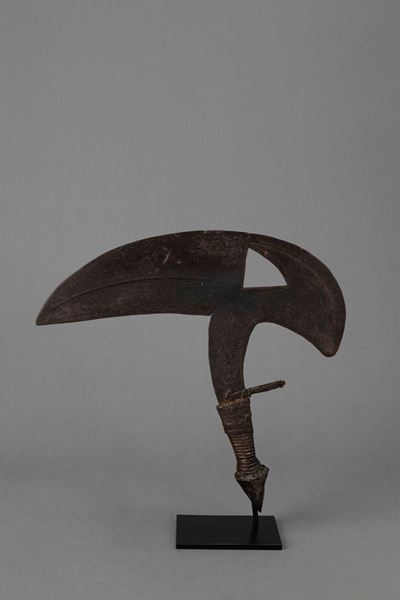 Coltello rituale Kota/Fang, Gabon, ferro forgiato e rame, 29 x 29 cm