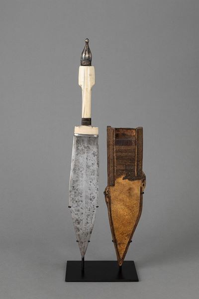 Coltello somalo con guaina, acciaio e osso
