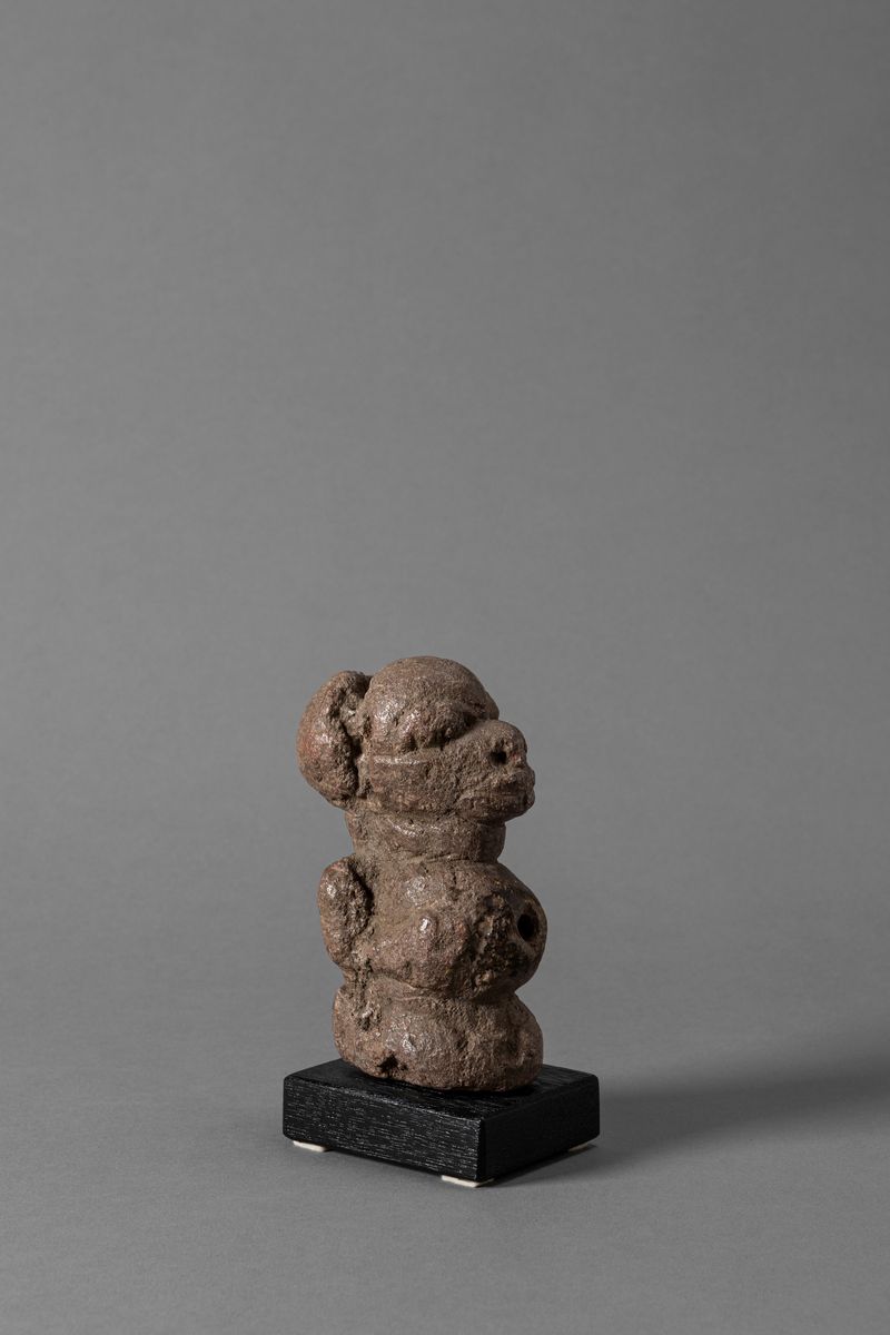 SHERBRO, Figura in steatite di un personaggio maschile Nomoli, h 12 cm
