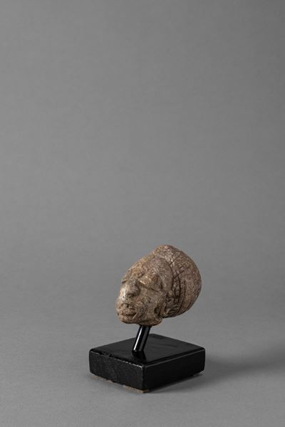 KISSI, Figura in steatite - Testa maschile Mahen Yafe