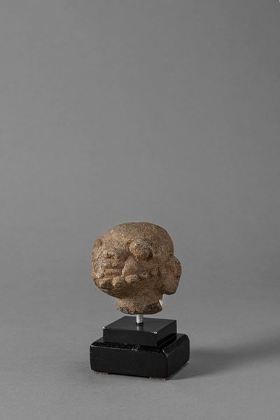 SHERBRO, Testa stilizzata di personaggio maschile Nomoli, h 7 cm