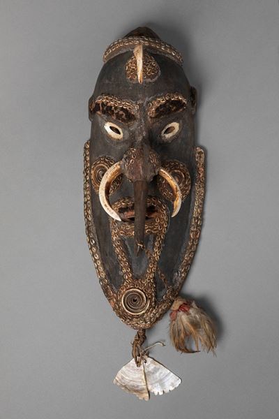 IATMUL, Maschera cerimoniale della regione del Medio Sepik, legno intagliato e dipinto, h 55 cm
