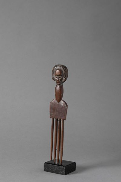 GREBO, Pettine in legno con impugnatura a figura femminile, h 22,5 cm