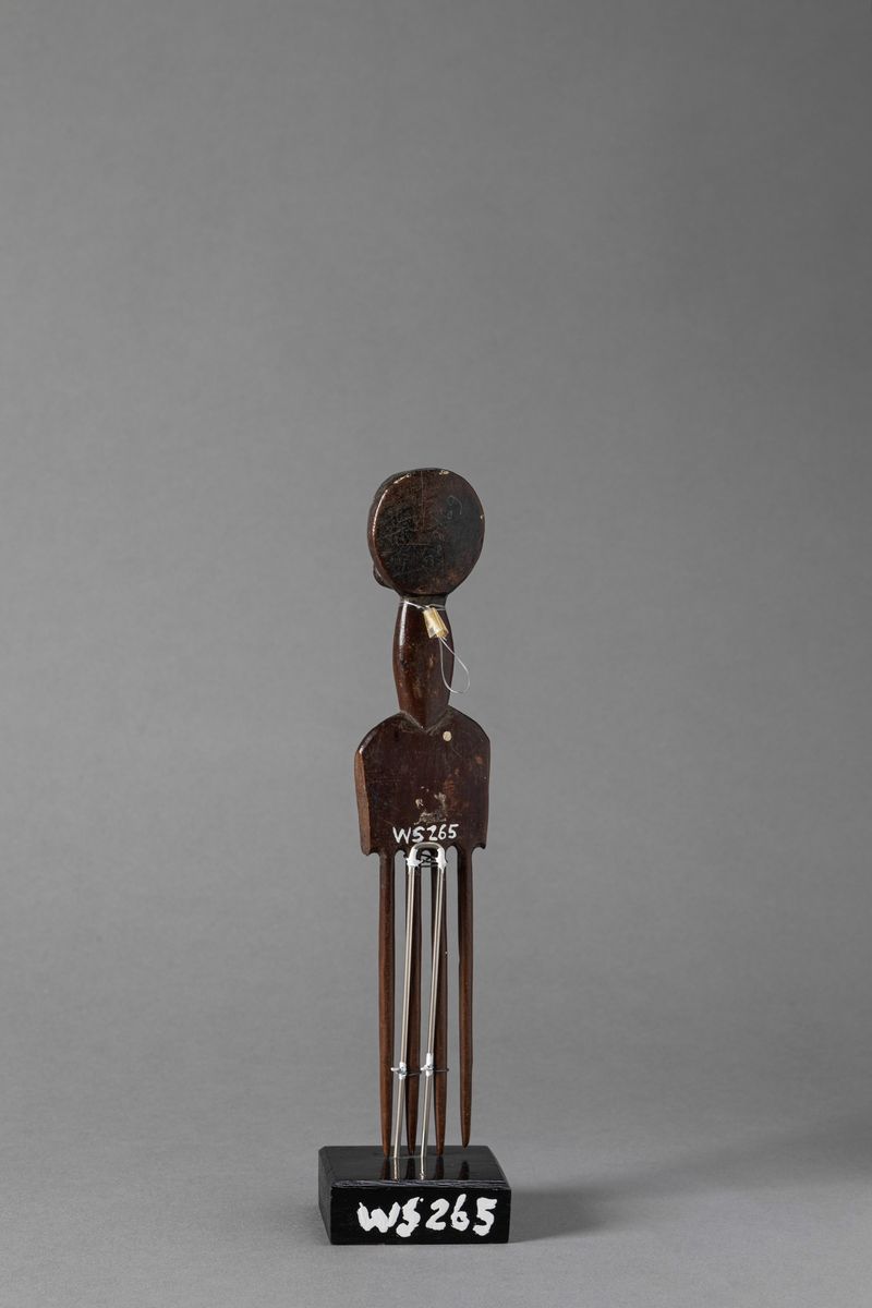 GREBO, Pettine in legno con impugnatura a figura femminile, h 22,5 cm