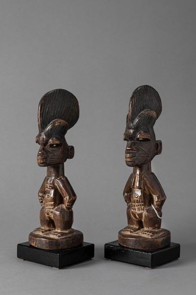 Yoruba, Coppia di statuette Ibeji in legno, altezza 25,5 cm e 26,5 cm