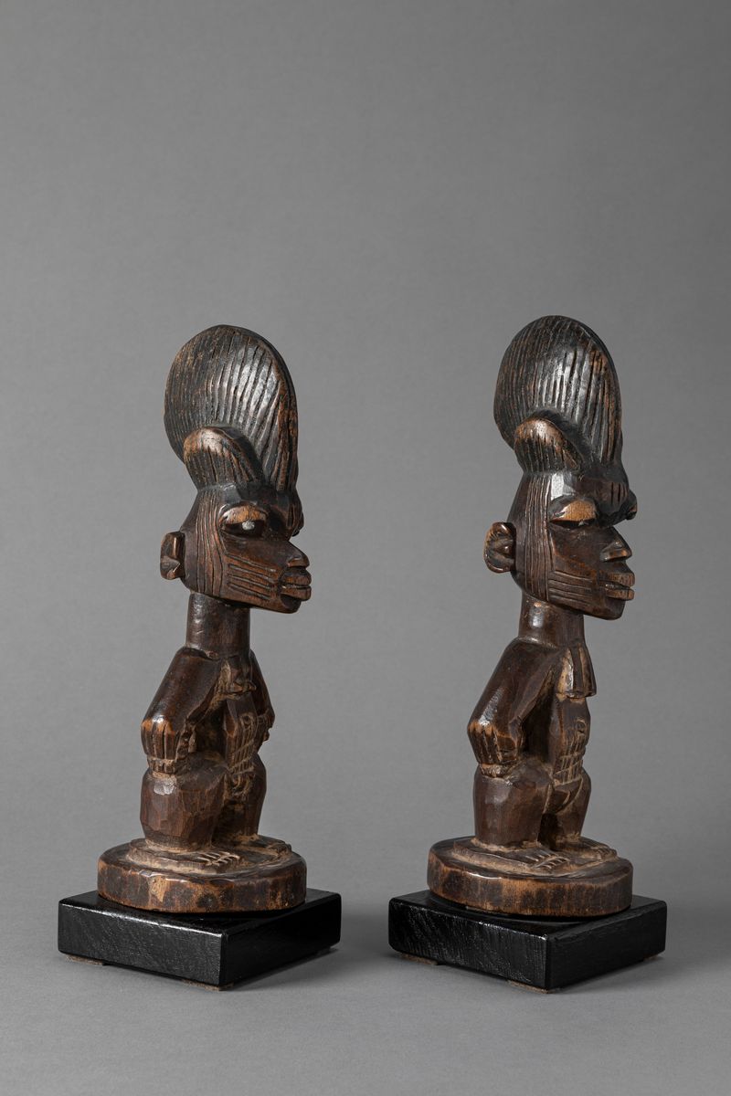Yoruba, Coppia di statuette Ibeji in legno, altezza 25,5 cm e 26,5 cm
