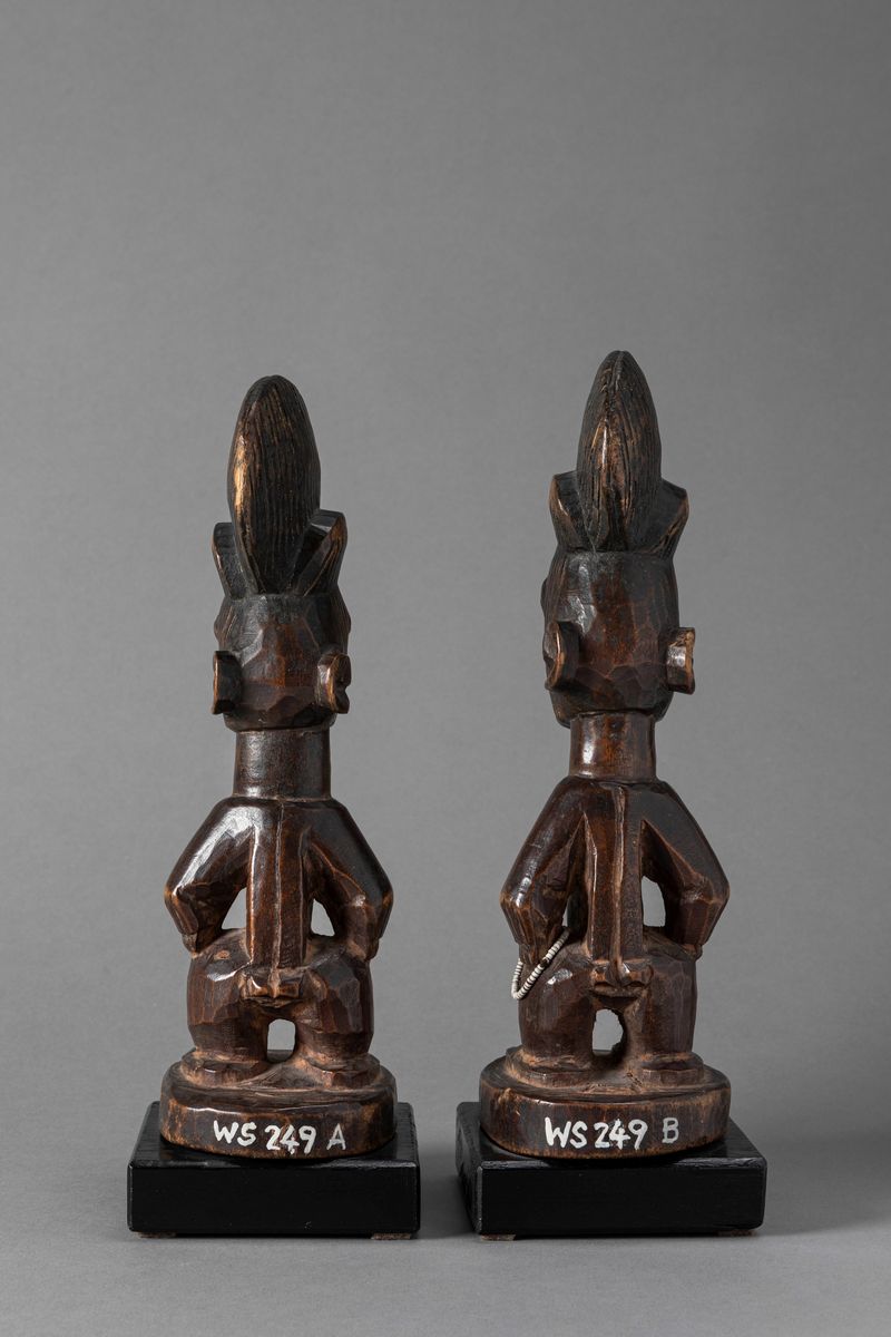Yoruba, Coppia di statuette Ibeji in legno, altezza 25,5 cm e 26,5 cm