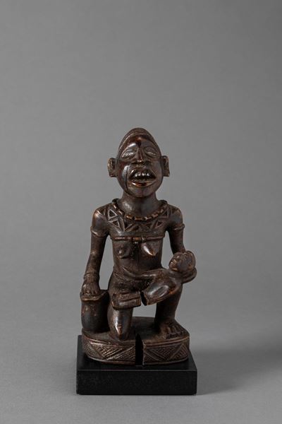 KONGO, Statuetta commemorativa di donna con bambino, legno duro