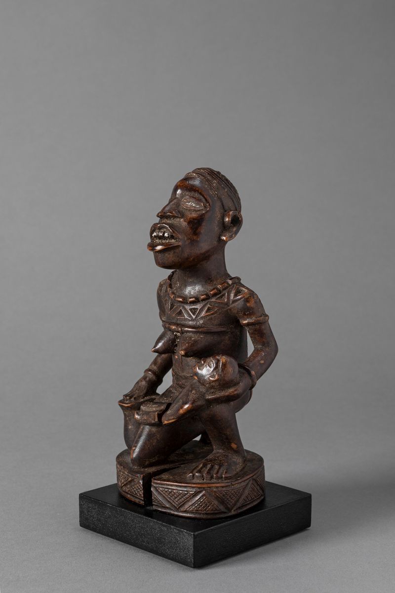 KONGO, Statuetta commemorativa di donna con bambino, legno duro