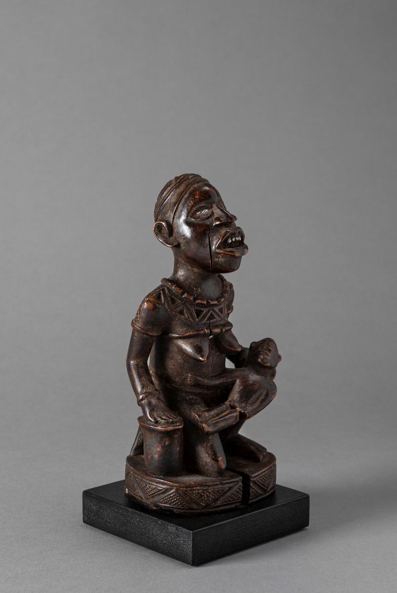 KONGO, Statuetta commemorativa di donna con bambino, legno duro