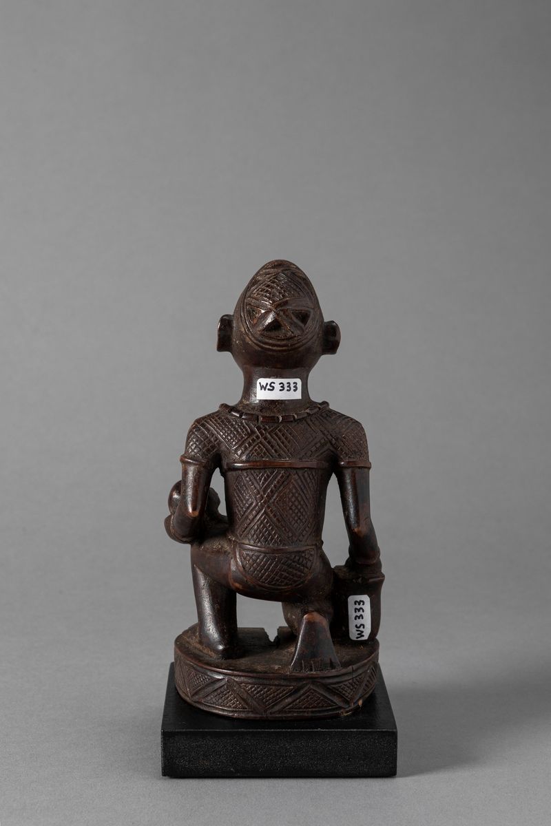 KONGO, Statuetta commemorativa di donna con bambino, legno duro