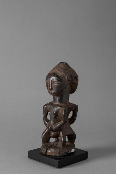 Hemba, Figura bifronte in legno con patina scura