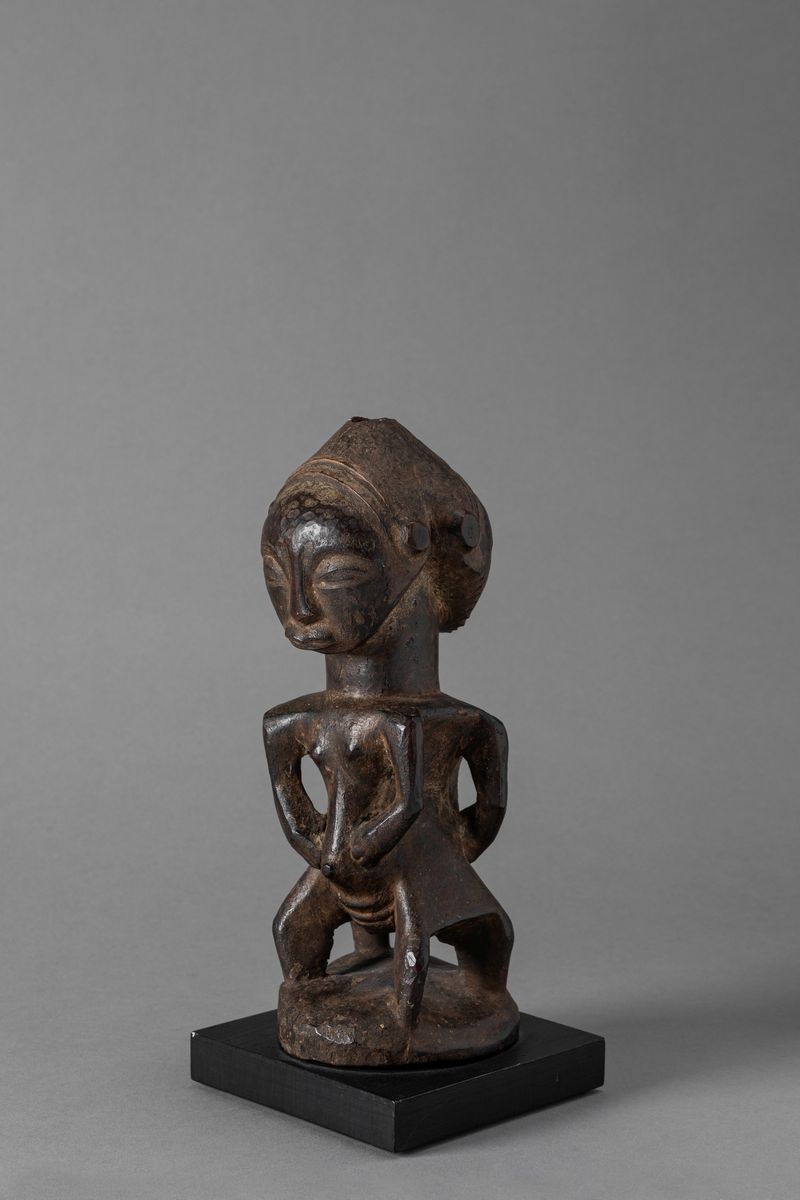 Hemba, Figura bifronte in legno con patina scura