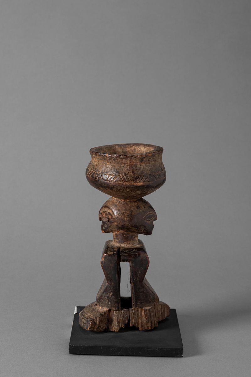 LUBA, Figura Janus in legno duro