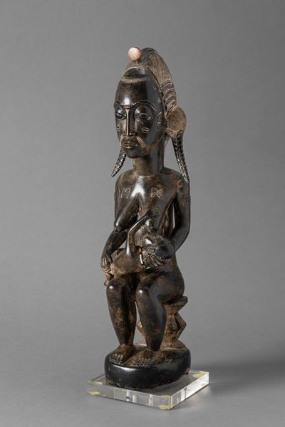 Kouassi Kouame, Figura con bambino, legno a patina scura, h 43 cm, Costa d’Avorio, regione di Bou...