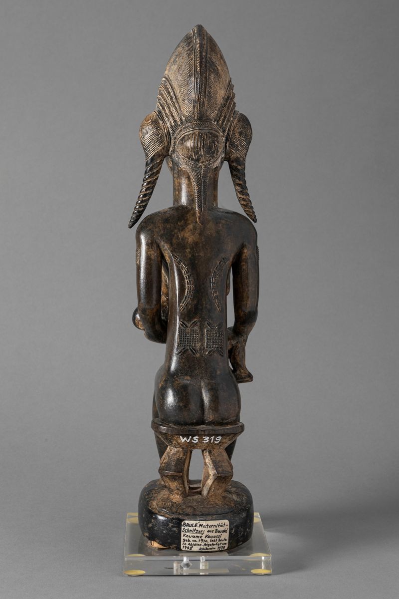 Kouassi Kouame, Figura con bambino, legno a patina scura, h 43 cm, Costa d’Avorio, regione di Bou...