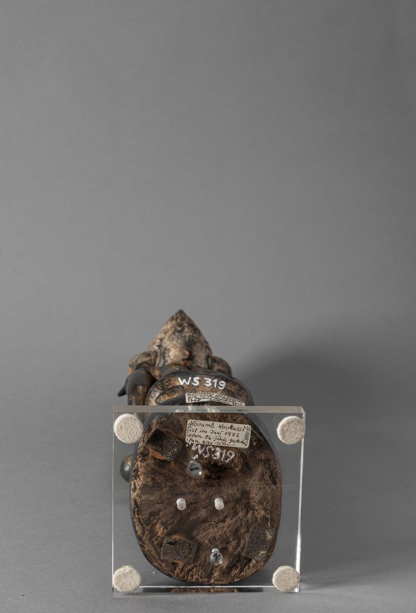 Kouassi Kouame, Figura con bambino, legno a patina scura, h 43 cm, Costa d’Avorio, regione di Bou...
