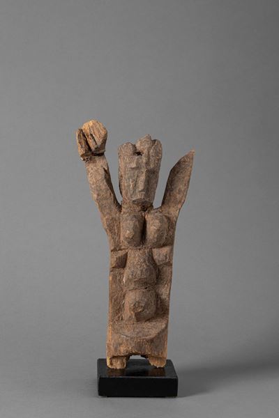 Dogon, Figura rituale in legno duro con impasto terroso, Mali, regione di Bandiagara
