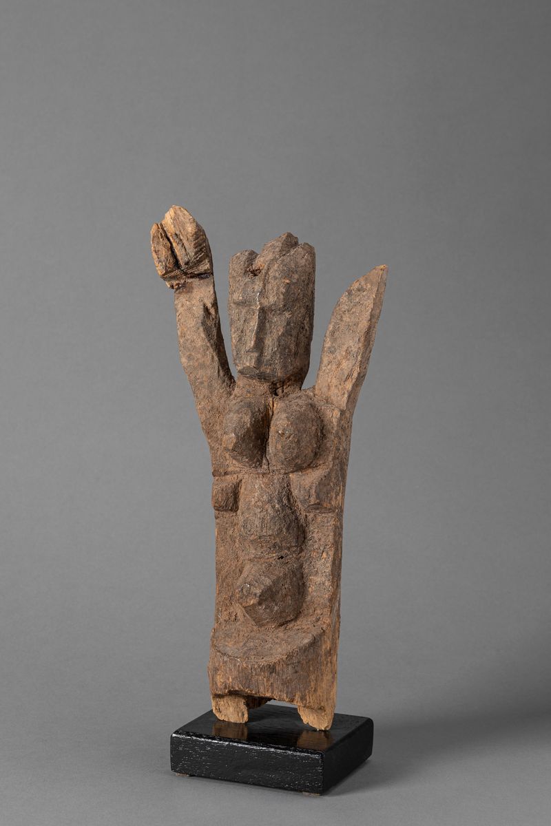 Dogon, Figura rituale in legno duro con impasto terroso, Mali, regione di Bandiagara