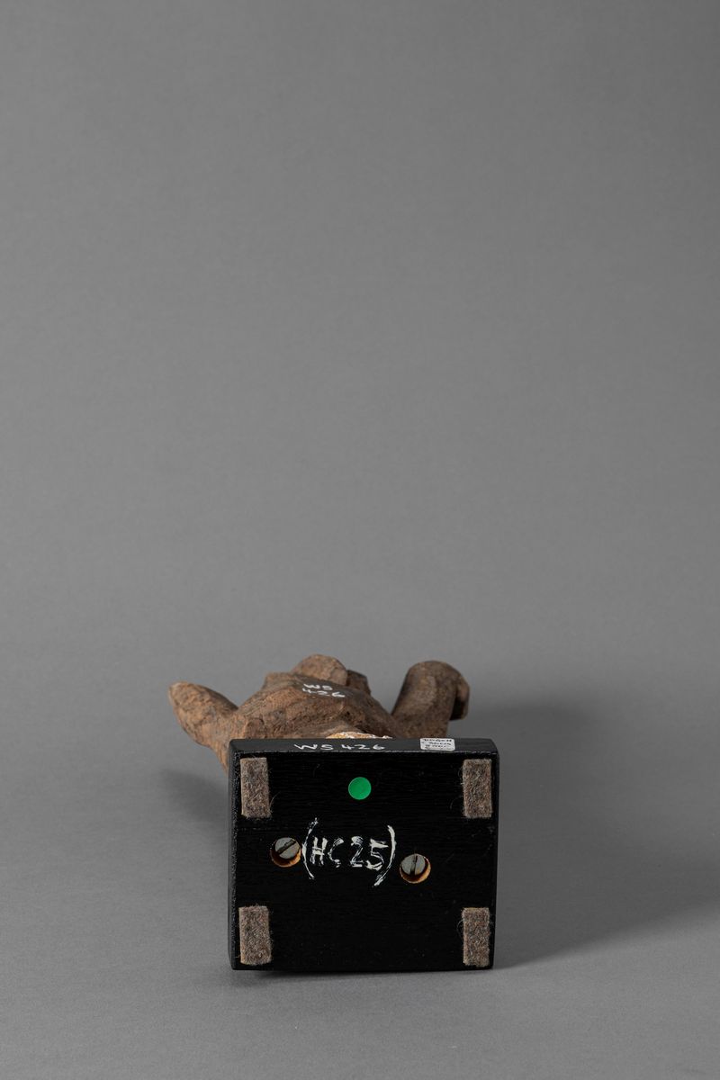 Dogon, Figura rituale in legno duro con impasto terroso, Mali, regione di Bandiagara