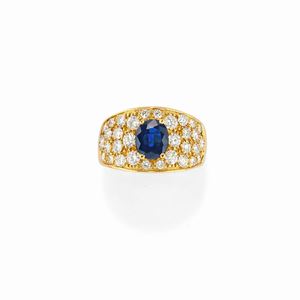  - Anello in oro giallo 18K con zaffiro e diamanti