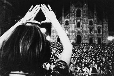 Adele Faccio in Piazza Duomo, Milano - Stampa vintage alla gelatina ai sali d’argento