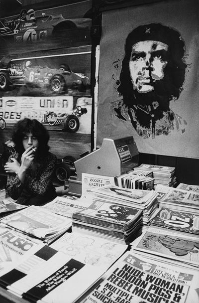 Londra, la vendita della stampa 'underground', stampa vintage alla gelatina ai sali d'argento