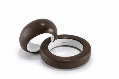 Lotto di due bracciali in materiale laccato bicolore marrone e bianco