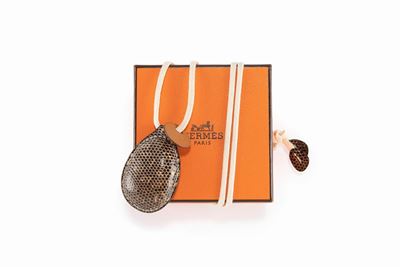 Collana con pendente ovale in pelle