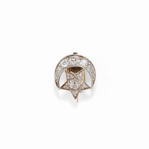  - A 18K red gold, silver and diamond brooch