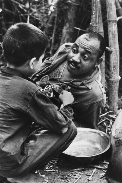 Vietnam (Soldato e bambino), stampa vintage alla gelatina ai sali d'argento