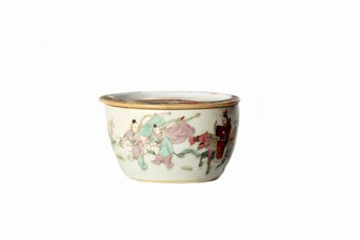 Ciotolina con piattino in porcellana, Cina, fine XIX - inizio XX secolo, altezza cm 5, diametro c...